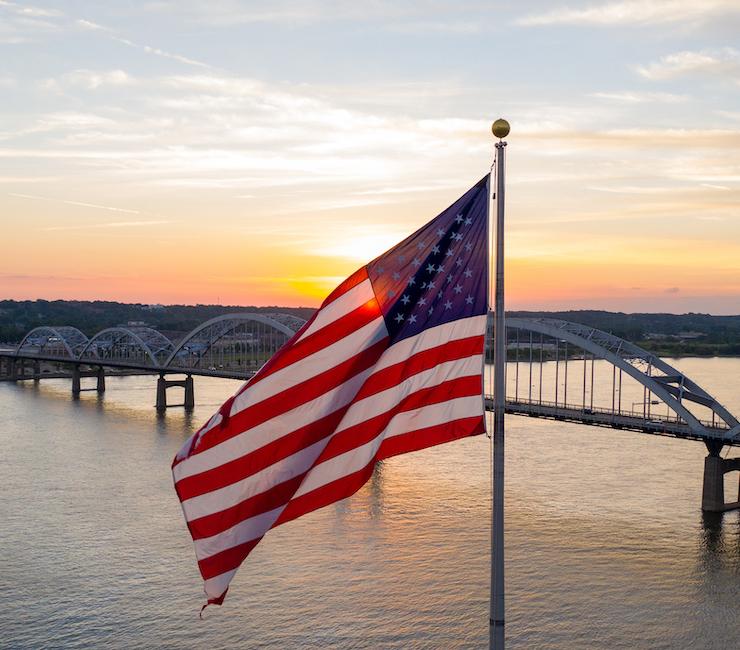 无人机拍到美国国旗在河上飘扬